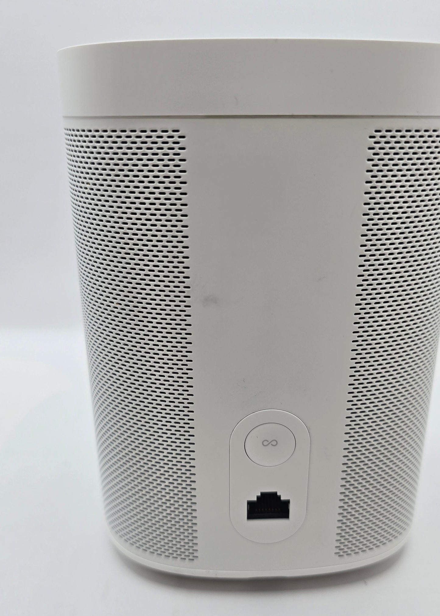 Sonos One Gen 1 – brukt smarthøyttaler – få bruksmerker